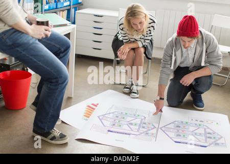 Junge Büroangestellte diskutieren Pläne in Kreativbüro Stockfoto