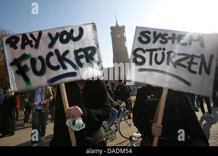 Mitglieder der Gruppe "Wir zahlen nicht für eure Krise" Protest vor dem Rathaus in Berlin, Deutschland, 29. Oktober 2011. Der Protest beteiligte sich im Rahmen der Occupy-Bewegung. Foto: STEPHANIE PILICK Stockfoto