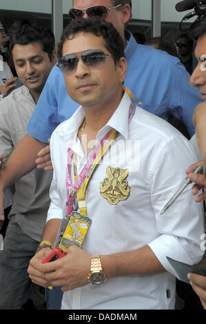 Indischer Cricketspieler Sachin Tendulkar kommt das Fahrerlager an der Rennstrecke Buddh International Circuit, Greater Noida, Indien, 30. Oktober 2011. Die erste Formel 1 Grand Prix von Indien statt findet am 30. Oktober 2011. Foto: David Ebener Dpa +++(c) Dpa - Bildfunk +++ Stockfoto