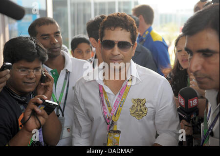 Indischer Cricketspieler Sachin Tendulkar kommt das Fahrerlager an der Rennstrecke Buddh International Circuit, Greater Noida, Indien, 30. Oktober 2011. Die erste Formel 1 Grand Prix von Indien statt findet am 30. Oktober 2011. Foto: David Ebener Dpa +++(c) Dpa - Bildfunk +++ Stockfoto