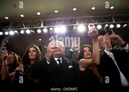 Gäste hören, während US-Präsident Barack Obama während der 36. jährliche nationale italienische amerikanische Stiftung Gala, Samstag, 29. Oktober 2011 in Washington, DC spricht. Der Präsident lieferte die Keynote bei der Awards-Gala ist Teil eines zwei-Tages-Übereinkommens für die Organisation. . Bildnachweis: Brendan Smialowski / Pool über CNP Stockfoto