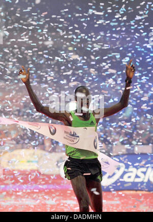 Kenianische Langstreckenläuferin Wilson Kipsang überquert die Ziellinie des Frankfurt Marathons in der Festhalle in Frankfurt Am Main, Deutschland, 30. Oktober 2011. Er gewann das Männerrennen in 02:03:42, nur 4 Sekunden hinter der Weltrekordzeit. In der 30. Ausgabe und zum ersten Mal in der Geschichte der älteste City-Marathon Deutschlands lief mehr als 15.000 Läufer die 42,195 Kilometer. Foto: Arne Dedert Stockfoto