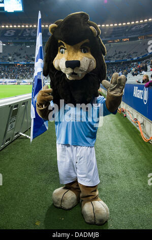 Das Maskottchen der deutschen 2. Fußball-Bundesliga-Fußball Verein TSV 1860 München, der Löwe "Sechzger", stellt bei Allianz Arena in München, Deutschland, 21. Oktober 2011. Foto: Peter Kneffel Stockfoto