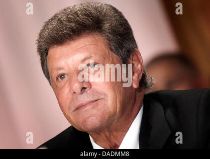 Performer Frankie Avalon hört sich US-Präsident Barack Obama sprechen während der 36. jährliche nationale italienische amerikanische Stiftung Gala, Samstag, 29. Oktober 2011 in Washington, DC. Präsident Barack Obama anlässlich die Festansprache der Awards-Gala ist Teil eines zwei-Tages-Übereinkommens für die Organisation. . Bildnachweis: Brendan Smialowski / Pool über CNP Stockfoto