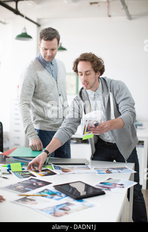 Junger Mann zeigt Pläne Kollegen treffen in Kreativbüro Stockfoto