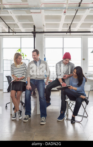 Kreative Business-Team sitzen zusammen im Büro Stockfoto