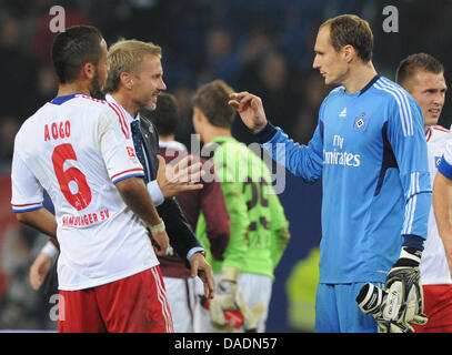 Hamburgs Trainer Thorsten Fink (2 L) danke Hamburgs Torhüter Jaroslav Drobny (2-R) nach dem deutschen Bundesliga-Spiel zwischen dem Hamburger SV und 1. FC Kaiserslautern in der Imtech Arena in Hamburg, Deutschland, 30. Oktober 2011. Das Spiel endete mit einem 1: 1-Unentschieden. Foto: Marcus Brandt Stockfoto