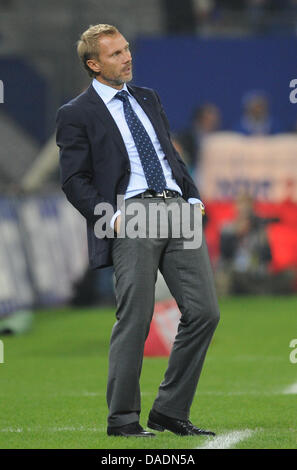 Hamburgs Trainer Thorsten Fink wirkt auf die Seitenlinie Dueing der deutschen Bundesliga-match zwischen Hamburger SV und 1. FC Kaiserslautern in der Imtech Arena in Hamburg, Deutschland, 30. Oktober 2011. Das Spiel endete mit einem 1: 1-Unentschieden. Foto: Marcus Brandt Stockfoto