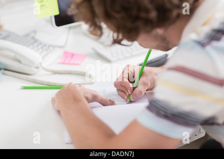 Junge kreative zeichnen Pläne am Schreibtisch, Nahaufnahme Stockfoto