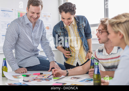 Bürokollegen diskutieren kreative Pläne auf Schreibtisch Stockfoto