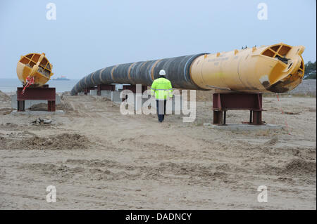 Datei - eine Archiv Bild datiert 6. Oktober 2011 ein Arbeiter der Firma Nord Stream Prüfung Absperr zeigt-Ventile auf dem Gelände der Übergabestation der Ostsee-Pipeline "Nord Stream" in Lubmin, Deutschland. Nach einer Bauzeit von 1,5 Jahren wird der erste Teil der Gasleitung am 8. November 2011 in Betrieb gehen. Foto: Stefan Sauer Stockfoto