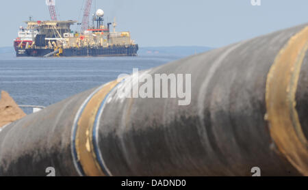 Datei - eine Archiv Bild datiert 5. Juli 2010 zeigt stabiles Schiff "Castoro 10' (zurück) Verlegung von Rohren für die Ostsee-Pipeline Nordstream in die Greifswalder Bodden vor Lubmin, Deutschland. Nach einer Bauzeit von 1,5 Jahren wird der erste Teil der Gasleitung am 8. November 2011 in Betrieb gehen. Foto: Stefan Sauer Stockfoto