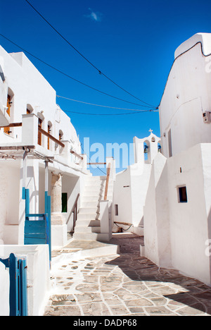 Traditionelle griechische Gasse auf Sifnos Insel, Griechenland Stockfoto