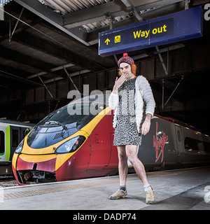 Komischer Schauspieler Milo McCabe Charakter als seine schottischen Train Spotter und Adele-Fan. Stockfoto