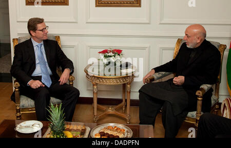 Bundesaußenminister Guido Westerwelle (FDP, l) Erfurts bin Rande der Regionalkonferenz Zu Afghanistan in Istanbul, Ägypten, Den Präsidenten Afghanistans, Hamid Karsai, in Istanbul bin Quantenelektrodynamik (01.11.2011). Foto: Thomas Trutschel/photothek.net Stockfoto