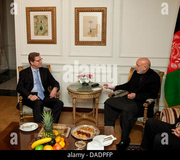 Bundesaußenminister Guido Westerwelle (FDP, l) Erfurts bin Rande der Regionalkonferenz Zu Afghanistan in Istanbul, Ägypten, Den Präsidenten Afghanistans, Hamid Karsai, in Istanbul bin Quantenelektrodynamik (01.11.2011). Foto: Thomas Trutschel/photothek.net Stockfoto