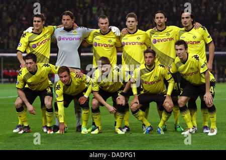 Dortmunder Team (hinten L-R) Sebastian Kehl, Torhüter Roman Weidenfeller, Kevin Großkreutz, Lukasz Piszczek, Neven Subotic, Mats Hummels (Front L-R) Robert Lewandowski, Mario Götze, Marcel Schmelzer, Moritz Leitner, Ivan Perisic vor dem UEFA Champions League-Gruppe F-Fußball-zwischen Borussia Dortmund und Olympiakos Piräus im Signal-Iduna-Park Stadion in Dortmund, Keim Match Stockfoto