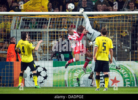 Olympiacos' Rafik Djebbour (C) und der Dortmunder Neven Subotic, Dortmund Torhüter Roman Weidenfeller und Sebastian Kehl (L-R) für den Ball während der Fußball-UEFA Champions League Gruppe F vie übereinstimmen zwischen Borussia Dortmund und Olympiakos Piräus im Signal-Iduna-Park Stadion in Dortmund, Deutschland, 1. November 2011. Foto: Bernd Thissen Dpa/Lnw +++(c) Dpa - Bildfunk +++ Stockfoto