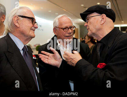 Deutscher Fotograf F.C. Gundlach (L, R), Designer Dieter Rams und Poster Industriedesigner Gunter Rambow reden miteinander vor der Zeremonie für den Kulturpreis verliehen durch das Land Hessen das Museum für angewandte Kunst in Frankfurt Main, Deutschland, 1. November 2011.  Gundlach, Rams und Rambow erhielten die Hessischen Kulturpreis, mit 45.000 Euro dotiert ist. Foto Stockfoto