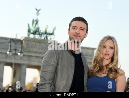 Der US-Musiker und Schauspieler Justin Timberlake eine US-Schauspielerin Amanda Seyfried posieren vor dem Brandenburger Tor in Berlin, Deutschland, 2. November 2011. Die Akteure präsentieren ihren neuen Film "In Time". Foto: JENS KALAENE Stockfoto