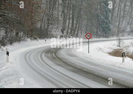 Schnee-slicked Straße in Dusche von Graupel, Deutschland, Baden-Württemberg, Schwäbische Alb, Kleines Lautertal Stockfoto