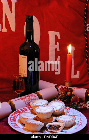 Traditionelle englische Mince Pies auf einen Weihnachtsteller mit Sherry. Stockfoto