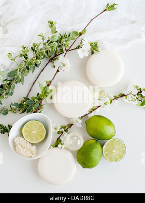 Aromatische Stillleben mit Seifen, Blüte und Kalk Stockfoto