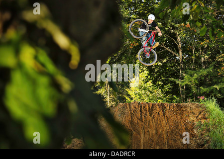 BMX-Fahrer durchführen Stunt Mitte Luft Stockfoto