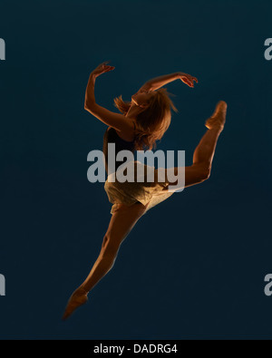 Junge Tänzerin, die Luft zu springen Stockfoto