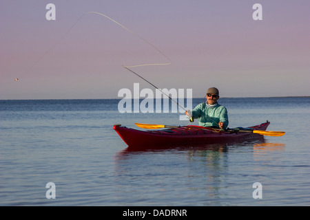 Man Fliege Angeln vom Kajak in den Florida Everglades, USA Stockfoto