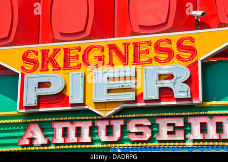 Neon-Schilder für ein Vergnügungen und die Pier in Skegness Lincolnshire England UK GB EU Europa Stockfoto