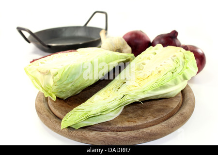 einer in Scheiben geschnittenen Spitzkohl auf einem Holzbrett Stockfoto