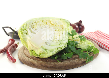 einer in Scheiben geschnittenen Spitzkohl auf einem Holzbrett Stockfoto