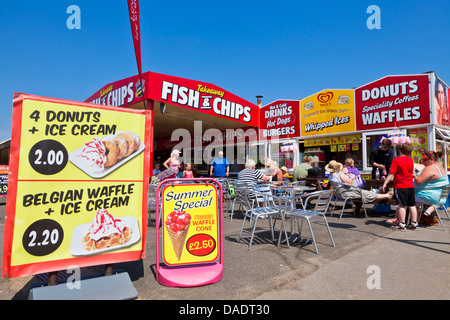 Strand mitnehmen Essen Anbieter am Meer Snack-Bars und Cafés in Skegness Pleasure Beach Lincolnshire England UK GB EU Europa Stockfoto