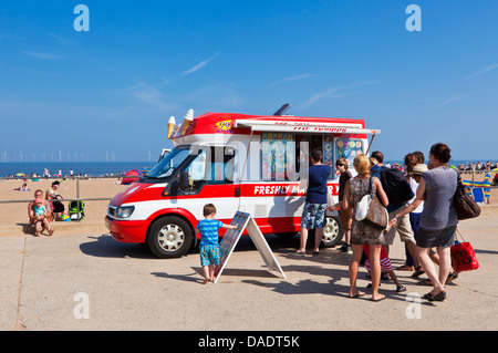 Menschen Schlange stehen für ein Eis von einem Eiswagen geparkt auf Skegness Strandpromenade Lincolnshire England UK GB EU Europa Stockfoto