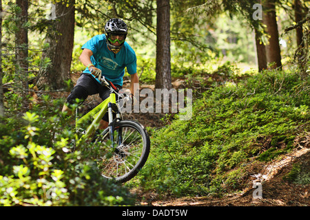 Mountainbiker fahren Offroad im Wald Stockfoto