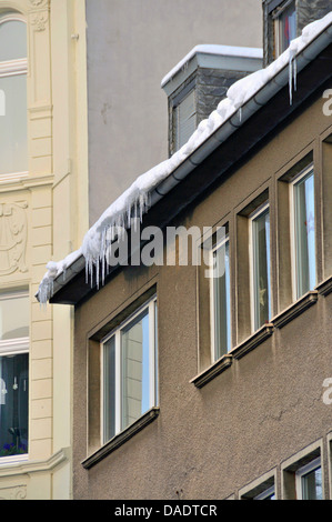 Eiszapfen hängen von einer Dachrinne, Deutschland, Nordrhein-Westfalen, Köln Stockfoto