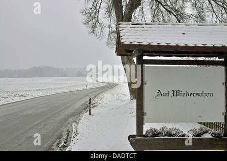 verglaste Frost auf einer Landstraße mit Roadsign 'Auf Wiedersehen' Bye, Deutschland, Baden-Württemberg, Schwäbische Alb Stockfoto