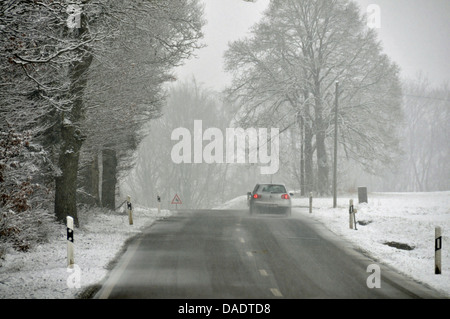 verglaste Frost auf einer Landstraße, Deutschland, Baden-Württemberg, Schwäbische Alb Stockfoto