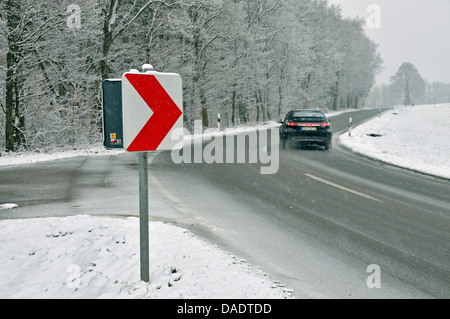 verglaste Frost auf einer Landstraße, Deutschland, Baden-Württemberg, Schwäbische Alb Stockfoto