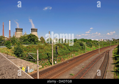 Richtungsgleise vor dem Vent-Stacks und Brenner von einer Ölraffinerie, Deutschland, North Rhine-Westphalia, Godorf Bei Wesseling Stockfoto