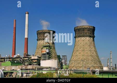 Vent-Stacks und Brenner von einer Ölraffinerie, Deutschland, North Rhine-Westphalia, Godorf Bei Wesseling Stockfoto