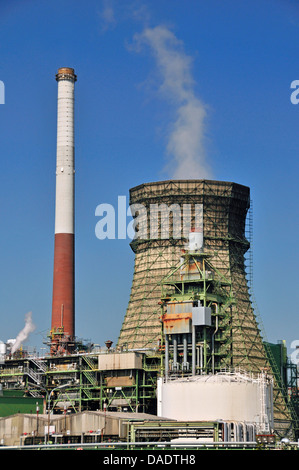 Vent-Stacks und Brenner von einer Ölraffinerie, Deutschland, North Rhine-Westphalia, Godorf Bei Wesseling Stockfoto