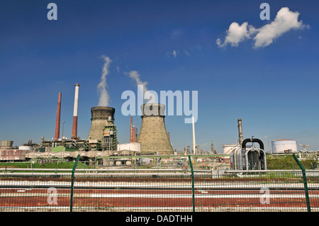 Vent-Stacks und Brenner von einer Ölraffinerie, Deutschland, North Rhine-Westphalia, Godorf Bei Wesseling Stockfoto