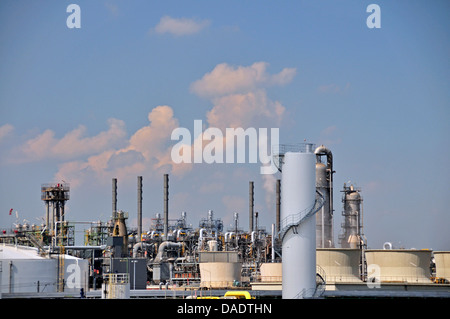 Destillation Türme einer Chemiefabrik, Germany, North Rhine-Westphalia, Wesseling Stockfoto