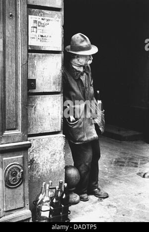 Paris 1938, Alter Mann mit Flaschen am Haus Ecke stehen. Bild von Fotograf Fred Stein (1909 – 1967), die 1933 aus Nazideutschland nach Frankreich emigriert und schließlich in die USA. Stockfoto