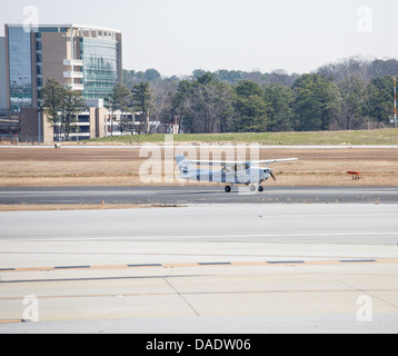 Kleine private Flugzeug auf der Landebahn des ein regionaler Flughafen Stockfoto