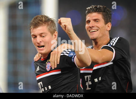 (DATEI) Ein Archivfoto vom 18. Oktober 2011 zeigt der Münchner Toni Kroos (L) feiert sein Tor gegen Neapel mit Mario Gomez in der Champions League-Gruppenphase eine Übereinstimmung in Neapel, Italien, 18. Oktober 2011. Kroos ist der große Gewinner der letzten Saison beim FC Bayern München. FC Bayern München spielen SSC Neapel in der Champions League Heimspiel am 3. November 2011. Foto: ANDREAS G Stockfoto