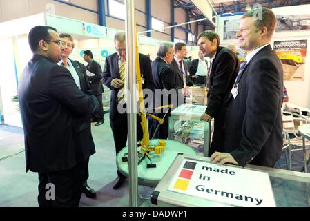 Ein Besucher soll Informationen am Stand der Firma Liebherr befindet sich in der deutschen Messehalle der Bagdad International Fair in Bagdad, Irak, 3. November 2011. Das Ziel einer zweitägigen Reise der deutsche Bundesminister für Wirtschaft und Technologie Philipp Roesler nach dem Krieg zerrissenen Land ist der weitere Ausbau der wirtschaftlichen Beziehungen. Foto: RAINER JENSEN Stockfoto