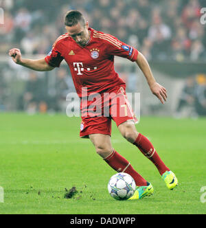 Bayern Spieler Franck Ribery läuft mit dem Ball in der Champions-League-Gruppenspiel zwischen dem FC Bayern München und SSC Neapel im Allianzarean Stadion in München, Deutschland, 2. November 2011. Bayern gewann das Spiel 3: 2. Foto: Peter Kneffel Stockfoto